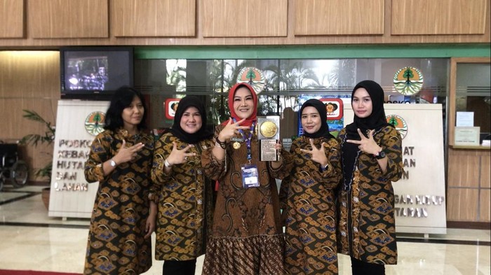Bupati Klaten menerima penghargaan Adipura.