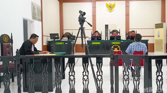 Caleg PDIP Soppeng Nasfidin menjalani sidang tuntutan di PN Watamsoppeng.
