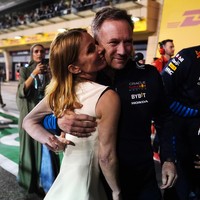 Terkait skandal yang menerpa suaminya, Geri Halliwell belum memberikan komentarnya. Namun dia terlihat tetap setia mendampingi Christian Horner. Foto: Getty Images