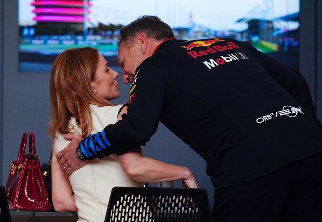 Mantan personel Spice Girls, Geri Halliwell, dikabarkan tengah menghadapi skandal suaminya, bos Red Bull Racing, Christian Horner. Suami Geri dituding mengirimkan pesan seks ke rekan kerjanya. Foto: Getty Images