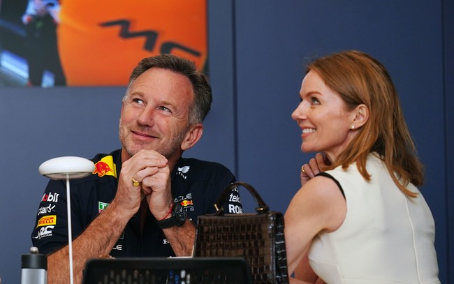 Geri Halliwell dan Christian Horner terlihat bergandengan tangan saat tiba di paddock dan tampak tersenyum saat berbincang bersama. Foto: Getty Images