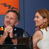 Geri Halliwell dan Christian Horner terlihat bergandengan tangan saat tiba di paddock dan tampak tersenyum saat berbincang bersama. Foto: Getty Images