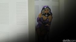 Gaya Sensual Cosplayer Rithe Jadi Black Swan Honkai Star Rail