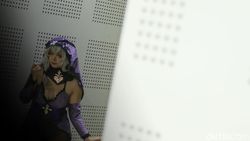 Gaya Sensual Cosplayer Rithe Jadi Black Swan Honkai Star Rail