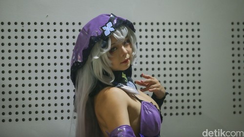 Cosplayer Rithe saat diwawancarai di ajang Jakarta Toys and Comic Fair ke-19 pada Sabtu (2/3/2024).