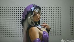 Gaya Sensual Cosplayer Rithe Jadi Black Swan Honkai Star Rail