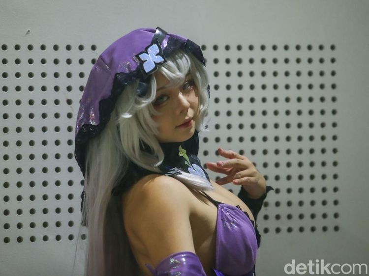 Gaya Sensual Cosplayer Rithe Jadi Black Swan Honkai Star Rail