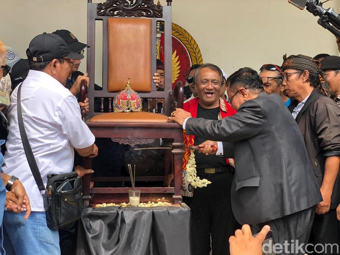 Aksi massa menggergaji kursi di halaman gedung DPRD DIY, Selasa (5/3).