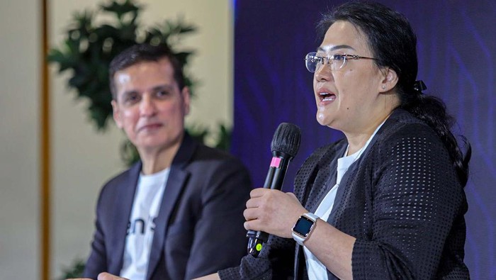 (ki-ka) CEO, Clients & Solutions dentsu Asia Tenggara dan CEO, dentsu Singapura Prakash Kamdar, CEO dentsu Indonesia Elvira Jakub dan CEO dentsu Asia Tenggara Sanjay Bhasin dalam acara konfrensi pers dentsu Indonesia di Jakarta, Selasa (5/3/2024). Dentsu resmi menunjuk Elvira Jakub sebagai CEO dentsu Indonesia menggantikan CEO sebelumnya yaitu Prakash Kamdar.