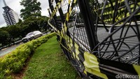Tampak salah satu bagian jalur pedestrian Semanggi mengalami kerusakan sehingga diberi pita kuning.