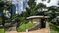 Jalur pedestrian Semanggi, Jakarta, tampak ditutup pita kuning pada pantauan hari Selasa (5/3/2024) pukul 15.00 WIB.