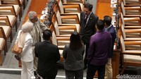 Para anggota DPR berbincang sebelum rapat dimulai. 