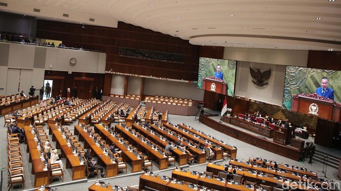 DPR Minta Pemerintah Atasi Harga Bahan Pokok Mahal DPR RI gelar rapat paripurna pembukaan Masa Persidangan IV Tahun Sidang 2023-2024. DPR minta pemerintah mengatasi mahalnya bahan pokok jelang Ramadan.