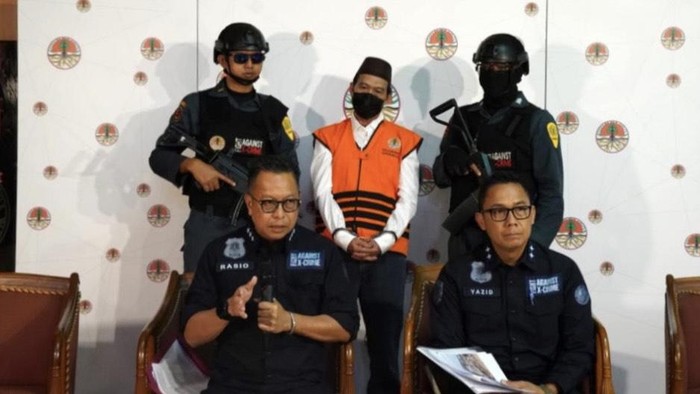 Eks Kepala Dinas (kadis) di Bangka diamankan terkait perusakan hutan.