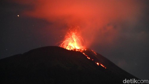 Erupsi Gunung Ile Lewotolok di Lembata, NTT.