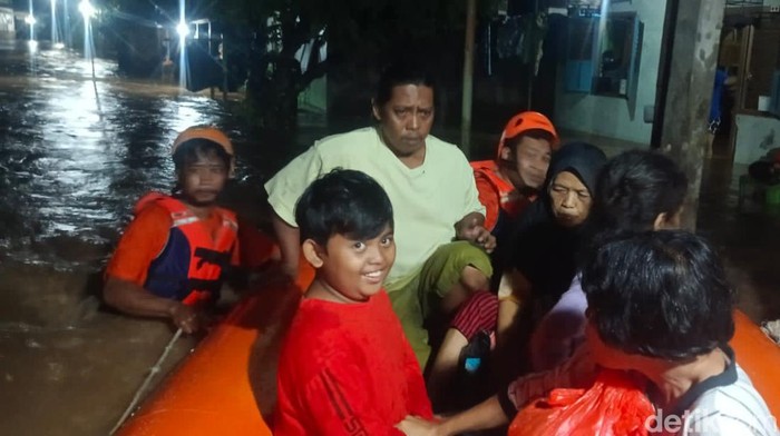 Evakuasi warga terdampak banjir di Kabupaten Sragen, Selasa (5/3/2024) malam.