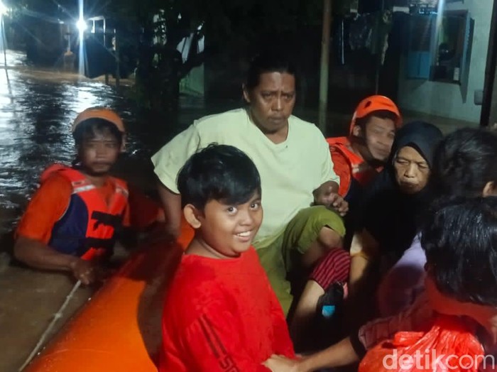 Evakuasi warga terdampak banjir di Kabupaten Sragen, Selasa (5/3/2024) malam.
