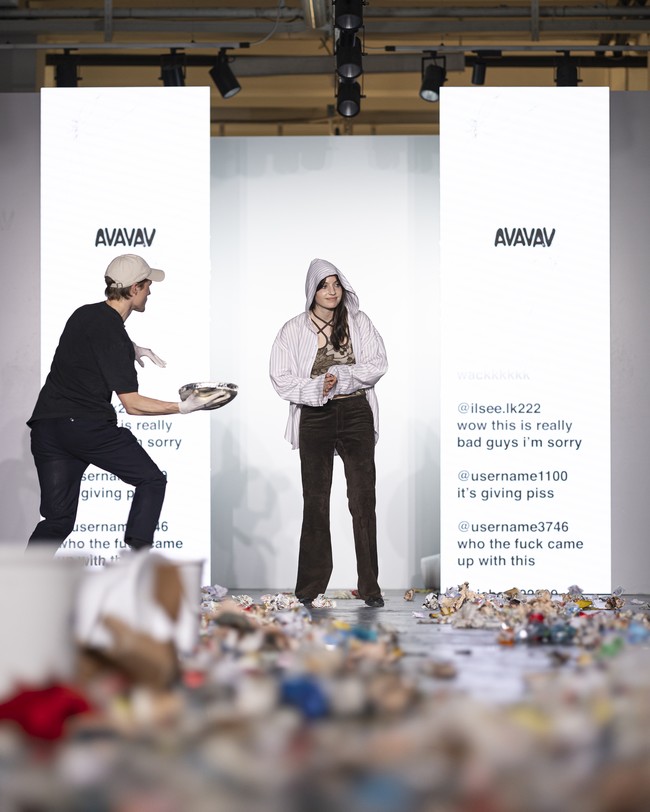 Sang desainer, Beate Karlsson, pun tak luput dari aksi tak terpuji. Saat mengucapkan terima kasih kepada tamu usai finale, perempuan asal Swedia itu menjadi sasaran penonton yang menimpuknya dengan kue pie tepat di wajah. (Foto: Justin Shin/Getty Images)