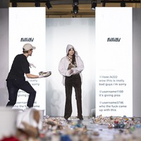 Sang desainer, Beate Karlsson, pun tak luput dari aksi tak terpuji. Saat mengucapkan terima kasih kepada tamu usai finale, perempuan asal Swedia itu menjadi sasaran penonton yang menimpuknya dengan kue pie tepat di wajah. (Foto: Justin Shin/Getty Images)