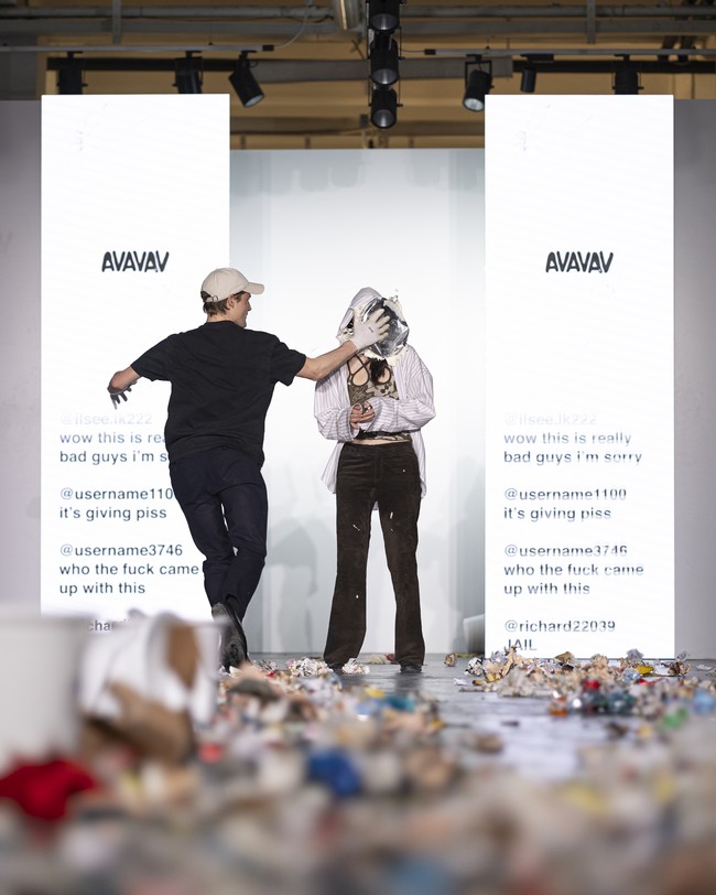 Namun, kejadian tersebut hanyalah bagian dari konsep peragaan yang sudah direncanakan. “Saat kami menyampaikan ide tersebut kepada para model, mereka sangat bersemangat mendengarnya,” kata Sarah kepada Washington Post. (Foto: Justin Shin/Getty Images)