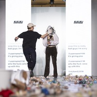 Namun, kejadian tersebut hanyalah bagian dari konsep peragaan yang sudah direncanakan. “Saat kami menyampaikan ide tersebut kepada para model, mereka sangat bersemangat mendengarnya,” kata Sarah kepada Washington Post. (Foto: Justin Shin/Getty Images)