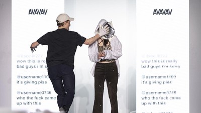 Foto: Model Dilempar Sampah di Catwalk, Desainer Kena Timpuk