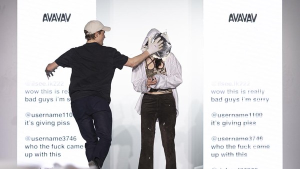 Foto: Model Dilempar Sampah di Catwalk, Desainer Kena Timpuk