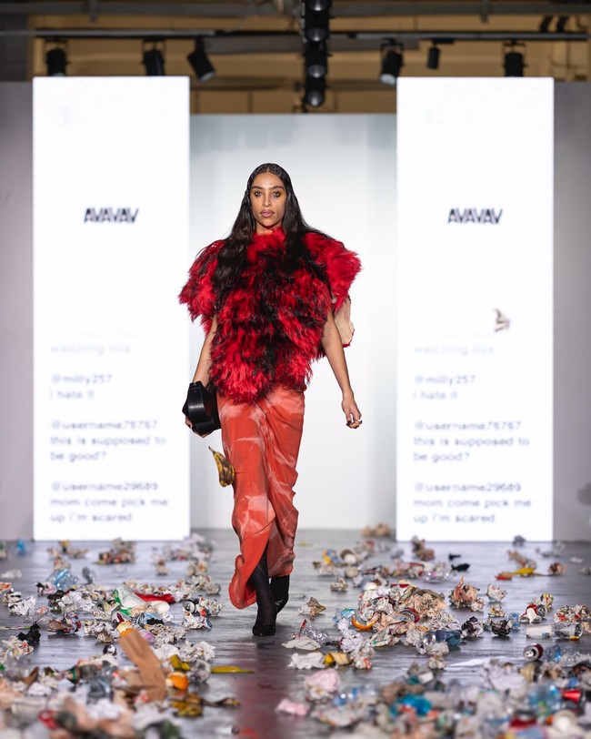 Pemandangan tak biasa mewarnai presentasi busana Avavav pada hari terakhir Milan Fashion Week Fall 2024 beberapa waktu lalu. Sampah-sampah berserakan di sepanjang catwalk jenama asal Italia tersebut. (Foto: Jonas Gustavsson for The Washington Post via Getty Images)