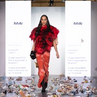 Pemandangan tak biasa mewarnai presentasi busana Avavav pada hari terakhir Milan Fashion Week Fall 2024 beberapa waktu lalu. Sampah-sampah berserakan di sepanjang catwalk jenama asal Italia tersebut. (Foto: Jonas Gustavsson for The Washington Post via Getty Images)