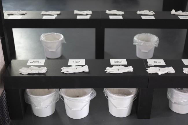 Para tamu diajak berpartisapasi mengotori peragaan. Tersedia ember-ember berisi sampah yang dapat digunakan para tamu untuk melempari para model. (Foto: Jonas Gustavsson for The Washington Post via Getty Images)