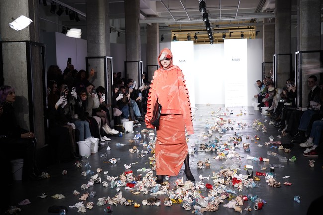 Suasana kian kacau ketika model mulai bermunculan. Tiba-tiba, mereka dilempari berbagai macam kotoran, mulai dari kulit pisang, kopi sisa, hingga kaleng bekas. (Foto: Jonas Gustavsson for The Washington Post via Getty Images)