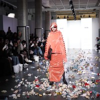 Suasana kian kacau ketika model mulai bermunculan. Tiba-tiba, mereka dilempari berbagai macam kotoran, mulai dari kulit pisang, kopi sisa, hingga kaleng bekas. (Foto: Jonas Gustavsson for The Washington Post via Getty Images)