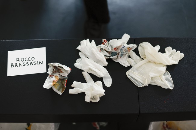 Sampah-sampah yang mengotori peragaan Avavav ini sebenarnya juga dapat dimaknai sebagai sebuah sarkasme. Ini adalah sindiran untuk industri fashion sebagai salah satu penyumbang terbesar polusi dan limbah di dunia. (Foto: Jonas Gustavsson for The Washington Post via Getty Images)