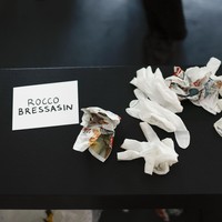 Sampah-sampah yang mengotori peragaan Avavav ini sebenarnya juga dapat dimaknai sebagai sebuah sarkasme. Ini adalah sindiran untuk industri fashion sebagai salah satu penyumbang terbesar polusi dan limbah di dunia. (Foto: Jonas Gustavsson for The Washington Post via Getty Images)
