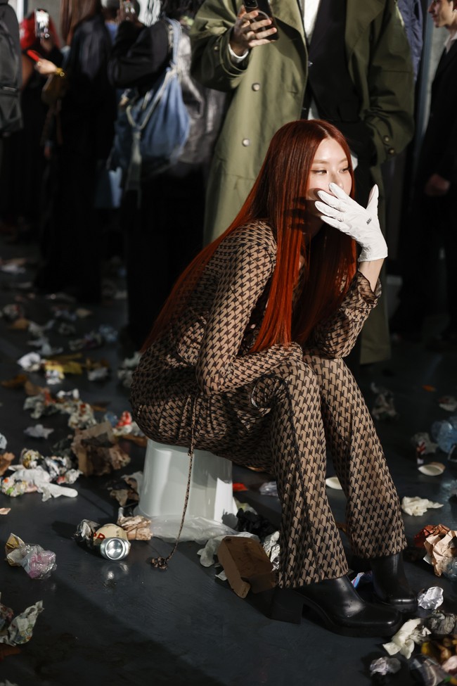 Tahun lalu, peragaan Avavav viral karena kejadian panggung roboh. Tentu saja, Beate sengaja melakukannya. Tak sedikit yang mengolok-olok presentasi busana tersebut di media sosial. (Foto: Jonas Gustavsson for The Washington Post via Getty Images)