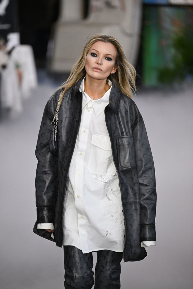 Melenggang percaya diri di fashion show Marine Serre Womenswear Fall/Winter 2024-2025, Paris, Prancis, wanita ini dikira Kate Moss. Penonton terkecoh dengan wajahnya bagai pinang dibelah dua dengan Kate Moss.  Foto: Yanshan Zhang/Getty Images