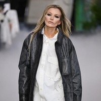 Melenggang percaya diri di fashion show Marine Serre Womenswear Fall/Winter 2024-2025, Paris, Prancis, wanita ini dikira Kate Moss. Penonton terkecoh dengan wajahnya bagai pinang dibelah dua dengan Kate Moss.  Foto: Yanshan Zhang/Getty Images