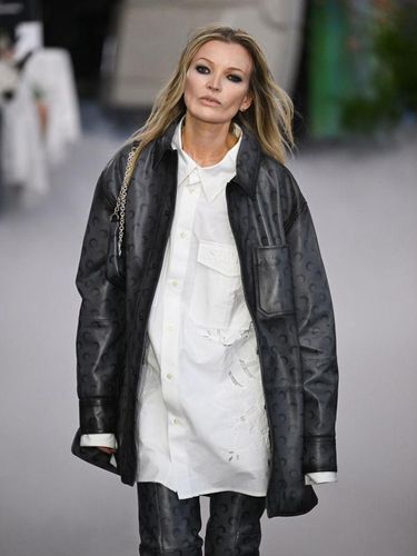 foto Marine Serre Womenswear Fall/Winter 2024-2025 PARIS, FRANCE - MARCH 04: (EDITORIAL USE ONLY - For Non-Editorial use please seek approval from Fashion House) A model walks the runway during the Marine Serre Womenswear Fall/Winter 2024-2025 show as part of Paris Fashion Week on March 04, 2024 in Paris, France. (Photo by Yanshan Zhang/Getty Images)