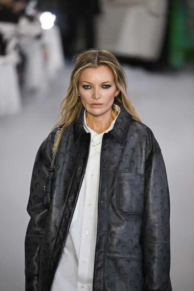 Denise Ohnona viral setelah menjadi model untuk Marine Serre di Paris Fashion Week. Wajahnya mirip Kate Moss, bahkan sulit dibedakan. Inilah penampilannya. Foto: Yanshan Zhang/Getty Images