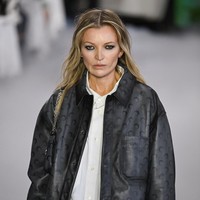 Denise Ohnona viral setelah menjadi model untuk Marine Serre di Paris Fashion Week. Wajahnya mirip Kate Moss, bahkan sulit dibedakan. Inilah penampilannya. Foto: Yanshan Zhang/Getty Images