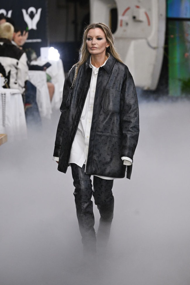 Model tersebut bukanlah Kate Moss, melainkan Denise Ohnona. Denise adalah model kelahiran Inggris, kampung halaman yang sama dengan Kate. Jadi wanita itu bukan Kate Moss? Benar-benar menggelegar,” komentar netizen di X. Dia lebih terlihat seperti Kate Moss daripada Kate Moss asli,” tulis lainnya. Foto: Yanshan Zhang/Getty Images