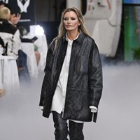 Model tersebut bukanlah Kate Moss, melainkan Denise Ohnona. Denise adalah model kelahiran Inggris, kampung halaman yang sama dengan Kate. Jadi wanita itu bukan Kate Moss? Benar-benar menggelegar,” komentar netizen di X. Dia lebih terlihat seperti Kate Moss daripada Kate Moss asli,” tulis lainnya. Foto: Yanshan Zhang/Getty Images