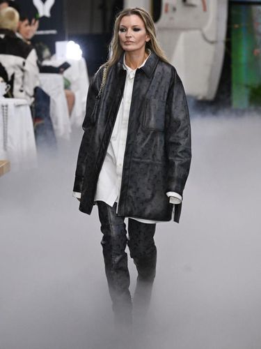 foto Marine Serre Womenswear Fall/Winter 2024-2025 PARIS, FRANCE - MARCH 04: (EDITORIAL USE ONLY - For Non-Editorial use please seek approval from Fashion House) A model walks the runway during the Marine Serre Womenswear Fall/Winter 2024-2025 show as part of Paris Fashion Week on March 04, 2024 in Paris, France. (Photo by Yanshan Zhang/Getty Images)