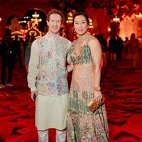Pendiri sekaligus CEO META Mark Zuckerberg dan istrinya, Priscilla Chan, tampil kompak dengan busana bernuansa India. Adapun gaun emas yang dihiasi bordiran tiga dimensi nan memukau menjadi andalan Priscilla. (Foto: Reliance Industries/Handout via REUTERS)