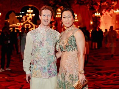 Adu Glamor Tamu Pesta Crazy Rich Asia, Istri Mark Zuckerberg Pakai Gaun Emas