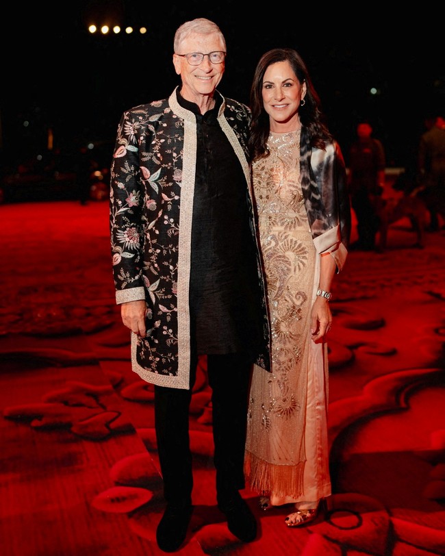 Pendiri Microsoft Bill Gates pun tak melewatkan acara ini. Ia memakai setelan hitam dengan luaran bermotif floral yang dihiasi aksen garis emas. (Foto: Reliance Industries/Handout via REUTERS)