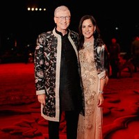 Pendiri Microsoft Bill Gates pun tak melewatkan acara ini. Ia memakai setelan hitam dengan luaran bermotif floral yang dihiasi aksen garis emas. (Foto: Reliance Industries/Handout via REUTERS)