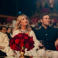 Ivanka Trump memberikan gaya terbaiknya dengan perhiasan mewah yang menghiasi kalung, telinga, hingga kepala. (Foto: Reliance Industries/Handout via REUTERS)