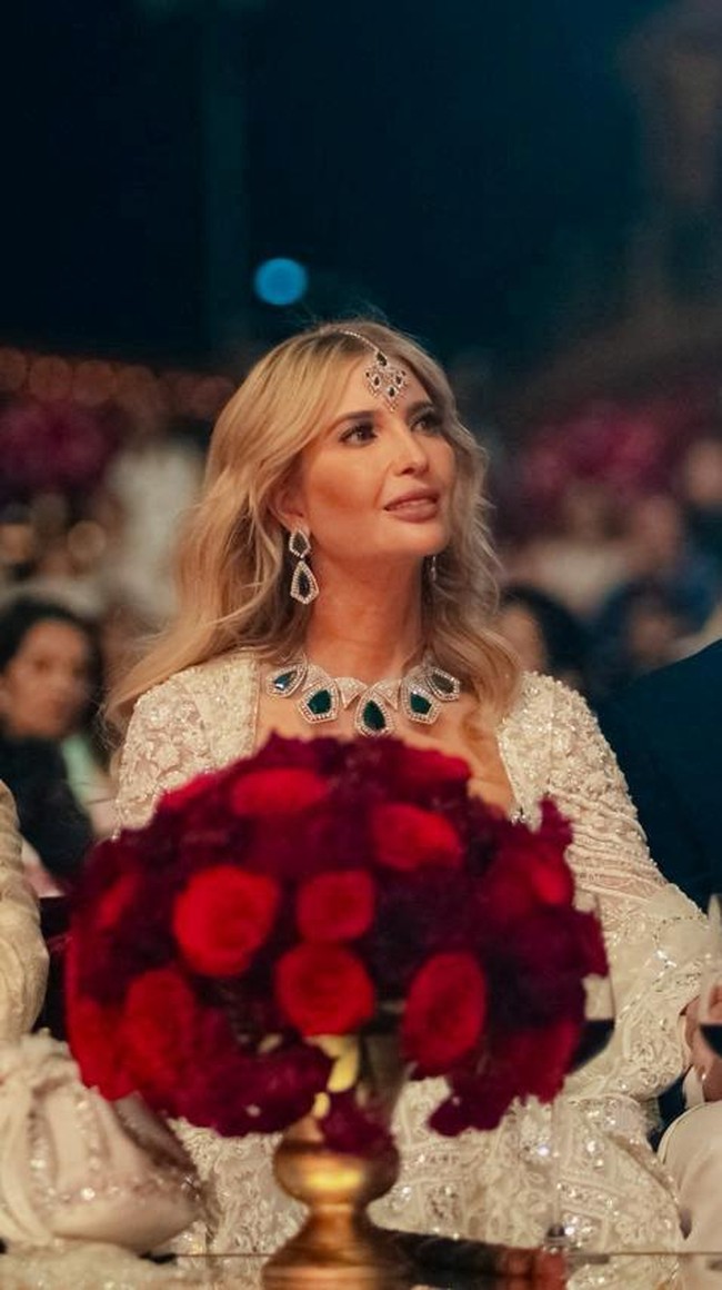 Ivanka Trump memberikan gaya terbaiknya dengan perhiasan mewah yang menghiasi kalung, telinga, hingga kepala. (Foto: Reliance Industries/Handout via REUTERS)