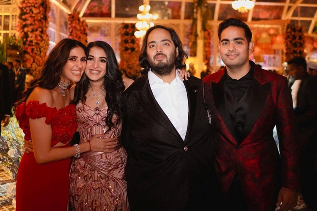 Anant Ambani (kedua dari kanan) bersama adiknya, Akash. Radhika, calon istri Anant yang berdiri di sebelahnya, menebar pesonanya dalam balutan gaun Versace. (Foto: Reliance Industries/Handout via REUTERS)